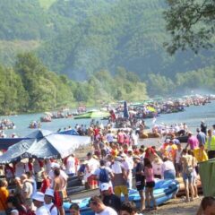 Сан им је био да Дрину прекрију чамци а гости спавају у вајатима! Данас тај сан живе!