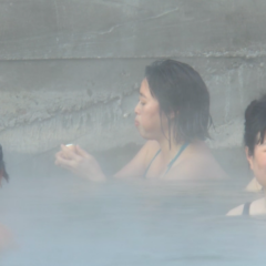 КИНЕЗИ СЕ БАЊАЈУ И РУЧАК КУВАЈУ У МАЧВАНСКОЈ ЛЕКОВИТОЈ ВОДИ