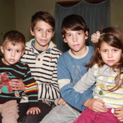 PRIČA KOJA PARA SRCE! PETORO MALIŠANA ŽIVE OD 20.000 DINARA BAKINE PENZIJE, BEZ STRUJE I VODE, A U PAKAO SIROMAŠTVA IH JE DOVEO JEDAN POGREŠAN POTEZ