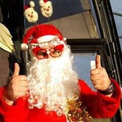 НЕОБИЧАН ГЕСТ ЈЕДНОГ ВОЗАЧА – МАСКИРА СЕ У ДЕДА МРАЗА И УСРЕЋУЈЕ ДЕЦУ!