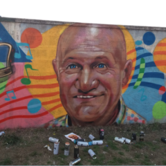 ОСМЕХ ПЕВАЧА НА УЛАЗУ У ОМИЉЕНИ ФУДБАЛСКИ КЛУБ ЗА НЕЗАБОРАВ