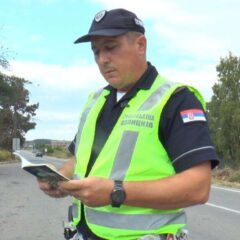 ПОЛИЦАЈАЦ МЕКОГ СРЦА – УМЕСТО КАЗНЕ РЕЦИТУЈЕ СТИХОВЕ