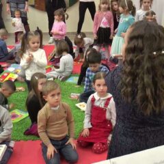 МУЗИКА У БИБЛИОТЕЦИ МАМИ ОСМЕХЕ НАЈМЛАЂИХ ШАПЧАНА