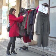 ШАПЧАНКЕ ПРИКУПЉАЈУ ГАРДЕРОБУ ЗА СИРОМАШНЕ