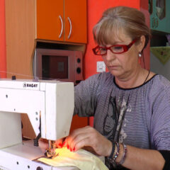 ДАНОНОЋНО ШИЈЕ И ПОКЛАЊА МАСКЕ СВОЈИМ СУГРАЂАНИМА (ВИДЕО)