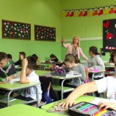 У СУЗАНИНОЈ УЧИОНИЦИ ЂАЦИ УЧЕ СА ОСМЕХОМ