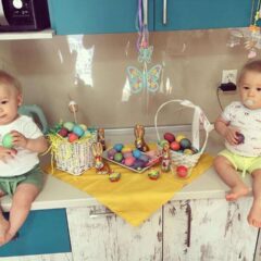 НАЈЛЕПША СЛИКА УСКРСА – ШАБАЧКЕ БЕБЕ И ДЕЦА ЧЕСТИТАЈУ НАЈРАДОСНИЈИ ПРАЗНИК (ВИДЕО)