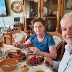 СЛАВА У ДОБА КОРОНЕ – ЋЕРКЕ ПРЕКО ВИДЕО ЛИНКА ПРИСУСТВОВАЛЕ ЛОМЉЕЊУ КОЛАЧА