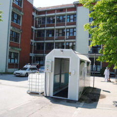 НОВА БАРИЈЕРА – ДЕЗИНФЕКЦИОНИ ТУНЕЛ У ШАБАЧКОЈ БОЛНИЦИ