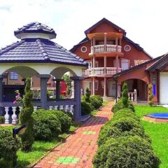 U KUĆAMA KOJE SU GRADILI ČITAV ŽIVOT BORAVE DESETAK DANA GODIŠNJE