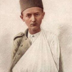 БИО ЈЕ СИМБОЛ СРПСКОГ ОТПОРА – ДЕЧАК ЧИЈА ЈЕ СЛИКА ОБИШЛА СВЕТ