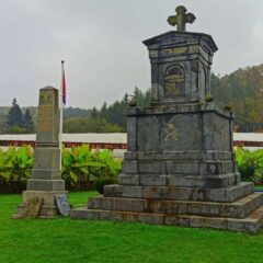 ОВДЕ ПОЧИВАЈУ „СРПСКИ ТЕРМОПИЛИ”