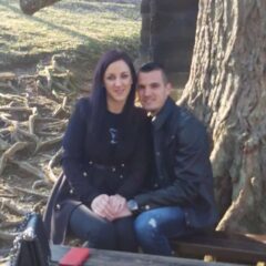 РОМАНТИКА НЕ ПОЗНАЈЕ ГРАНИЦЕ – ЗАПРОСИО ДЕВОЈКУ ПОД ВУКОВОМ ЛИПОМ НА ДАН ЈЕЗИКА И ПИСМА