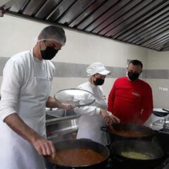 NIKOGA NEĆEMO OSTAVITI GLADNOG! VLASNICI RADNJE IZ LIPOLISTA DELE OBROKE SIROMAŠNIMA