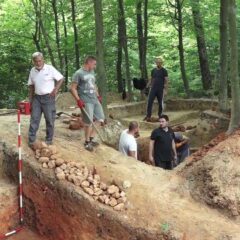 ОСТАЦИ СВЕТИЛИШТА ИЗ ПОЦЕРИНЕ СТАРИЈИ И ОД СТОУНХЕНЏА