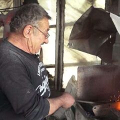 МАЈСТОР БОРА КУЈЕ ВРЕЛО ГВОЖЂЕ И СТИХОВЕ