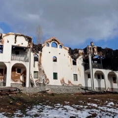 СА ЉУБАВЉУ ГРАДИЛИ КОНАК ОСАМ ГОДИНА, А НА ЊИХОВЕ ОЧИ ИЗГОРЕО