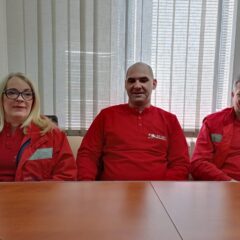 ПОДВИГ ЕКИПЕ ХИТНЕ ПОМОЋИ -ПОРОДИЛИ СУГРАЂАНКУ У САНИТЕТУ