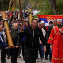 JEDINSTVEN OBIČAJ U SVETU – NA RUKAMA NOSE DŽINOVSKE SVEĆE I PALE IH O SVAKOM PRAZNIKU (VIDEO)