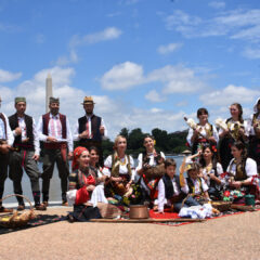 СРПСКО КОЛО ИСПРЕД БЕЛЕ КУЋЕ