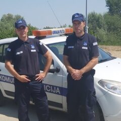 КОМУНАЛНИ ПОЛИЦАЈЦИ ПОМОГЛИ ПОРОДИЉИ И БЕБИ КОЈА НИЈЕ МОГЛА ДА ЧЕКА