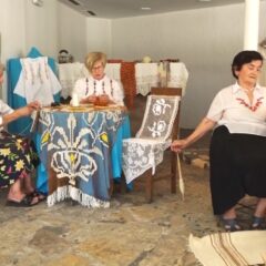 НЕМА СВАДБЕ БЕЗ МИРАЗА – РАЂЕВКЕ ЧУВАЈУ ТРАДИЦИЈУ У ШКРИЊАМА