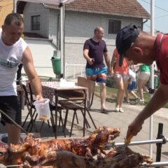 NA RAŽNJU OKRENULI 200 PRASIĆA