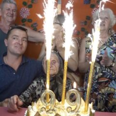 СВОЈУ МАЈКУ „КРУНИСАЛИ“ ЗА 99 РОЂЕНДАН (ВИДЕО)