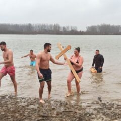 МЛАДА СВЕТЛАНА ПРВА ДОПЛИВАЛА ДО ЧАСНОГ КРСТА