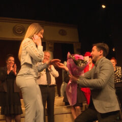 ЗАПРОСИО ДЕВОЈКУ НА СЦЕНИ ШАБАЧКОГ ПОЗОРИШТА (ВИДЕО)