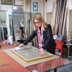 РАДМИЛА СЕЧЕ СТАКЛО КАО ПЕРОМ, НАПАР СА ИСКУСНИМ СТАКЛОРЕСЦИМА (ВИДЕО)