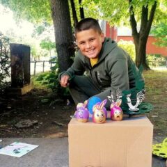 АЛЕКСАНДАР ПОМАЖЕ ПОРОДИЦИ – ПРАВИ И ПРОДАЈЕ УСКРШЊУ ДЕКОРАЦИЈУ