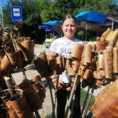 ИВАНА ИЗ БУКОРА НИЖЕ ПЕТИЦЕ И САМА ЗАРАЂУЈЕ ЗА ШКОЛАРИНУ