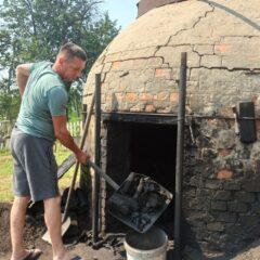 ШЕСТ ДЕЦЕНИЈА ПАНТЕЛИЋИ ИЗ КОЗАРИЦЕ ПЕКУ СВОЈЕ ЦРНО ЗЛАТО