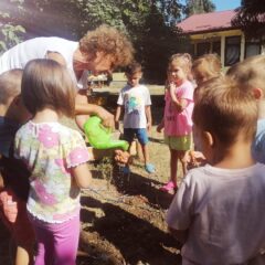 ШАБАЧКИ МАЛИШАНИ У ВРТИЋУ ОДГАЈИЛИ ВОЋЕ И ПОВРЋЕ