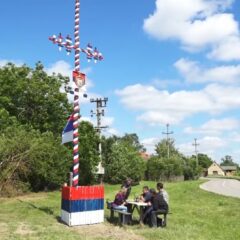 КРСТ СА БОЈАМА ТРОБОЈКЕ САЛАШ ЦРНОБАРСКИ ЧУВА ОД ГРАДА (ВИДЕО)
