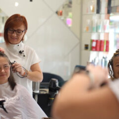 ХУМАНОСТ БЕЗ ГРАНИЦА – ВЕСНА ОШИШАЛА 540 ДОНАТОРА КОСЕ ЗА БОЛЕСНУ ДЕЦУ (ВИДЕО)