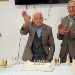 ДОЧЕКАО СТОТУ БРИТКОГ УМА, ВЕДРОГ ДУХА И СА “КРИЛИМА МЛАДИЋА” (ВИДЕО)