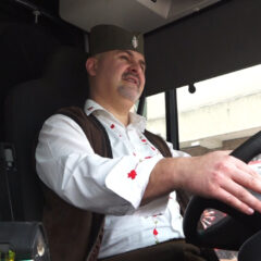 У ЈЕЛЕКУ И ШИЉКАНИМА ВОЗИ АУТОБУС ДА САЧУВА СРПСКИ ИДЕНТИТЕТ (ВИДЕО)