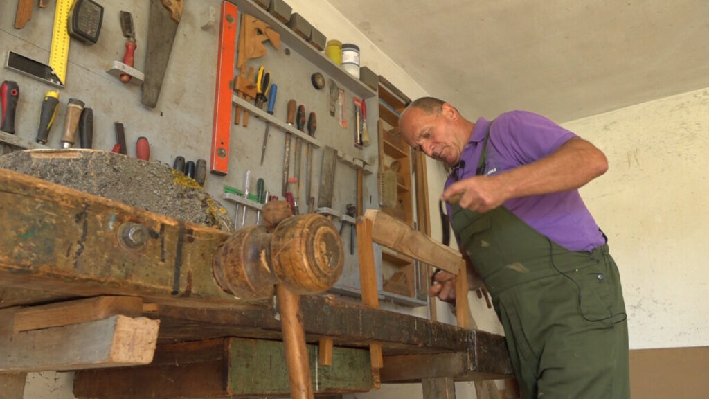 ДРВО ЈЕ ПЛЕМЕНИТО – ПОРУЧУЈЕ БОГОЉУБ КОЈИ И ДАНАС РУКАМА СТВАРА ЧУДА