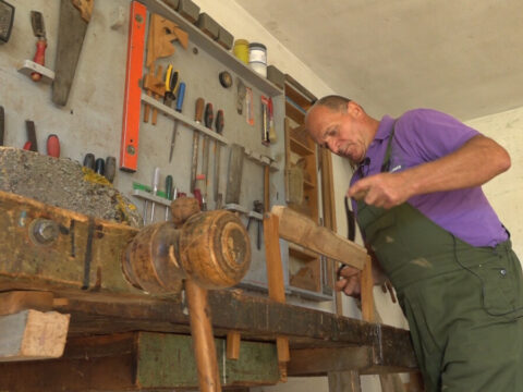 ДРВО ЈЕ ПЛЕМЕНИТО – ПОРУЧУЈЕ БОГОЉУБ КОЈИ И ДАНАС РУКАМА СТВАРА ЧУДА