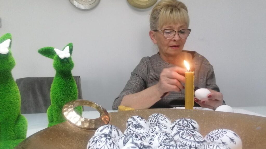 ЖЕНА ЗЛАТНИХ РУКУ – КАКО ДРАГИЦА ОД ВОСКА И СТРПЉЕЊА СТВАРА ПРАЗНИЧНА ЧУДА